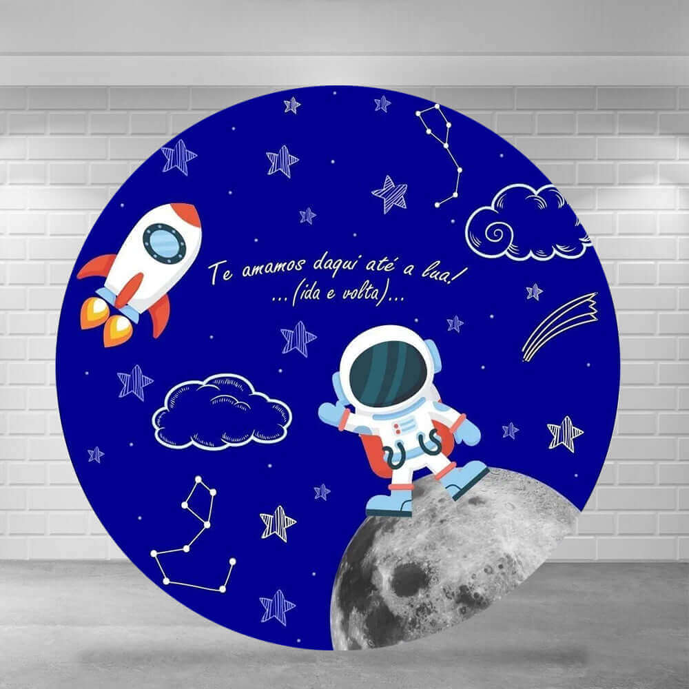 Blue circular backdrop featuring an astronaut standing on the moon, a rocket with flames, constellations, stars, and clouds with text in Portuguese